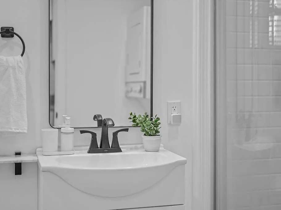 Shadyside, Central !4 Stylish And Central Studio With Free Parking Pittsburgh