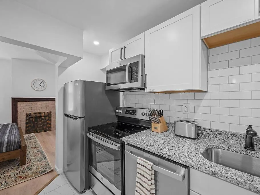 Shadyside, Central !4 Stylish And Central Studio With Free Parking Pittsburgh