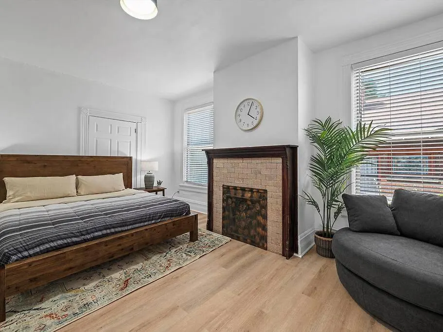 Shadyside, Central !4 Stylish And Central Studio With Free Parking Pittsburgh